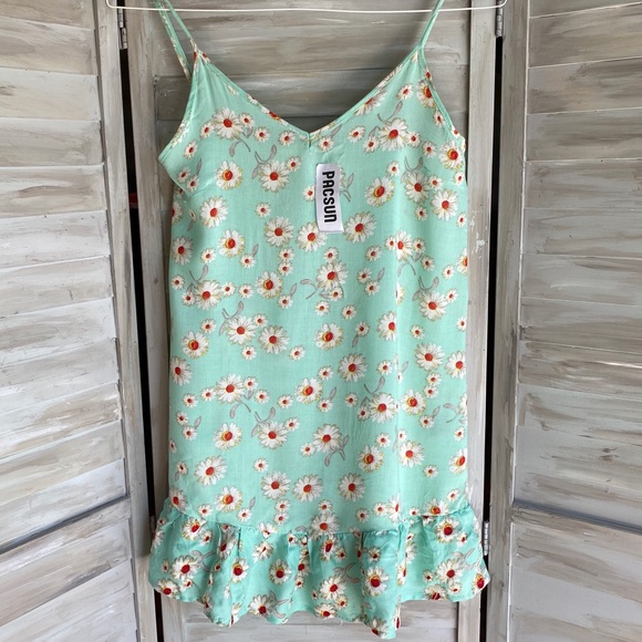 La Hearts Tops - LA HEARTS from PACSUN top mint peplum daisy print NWT size Medium